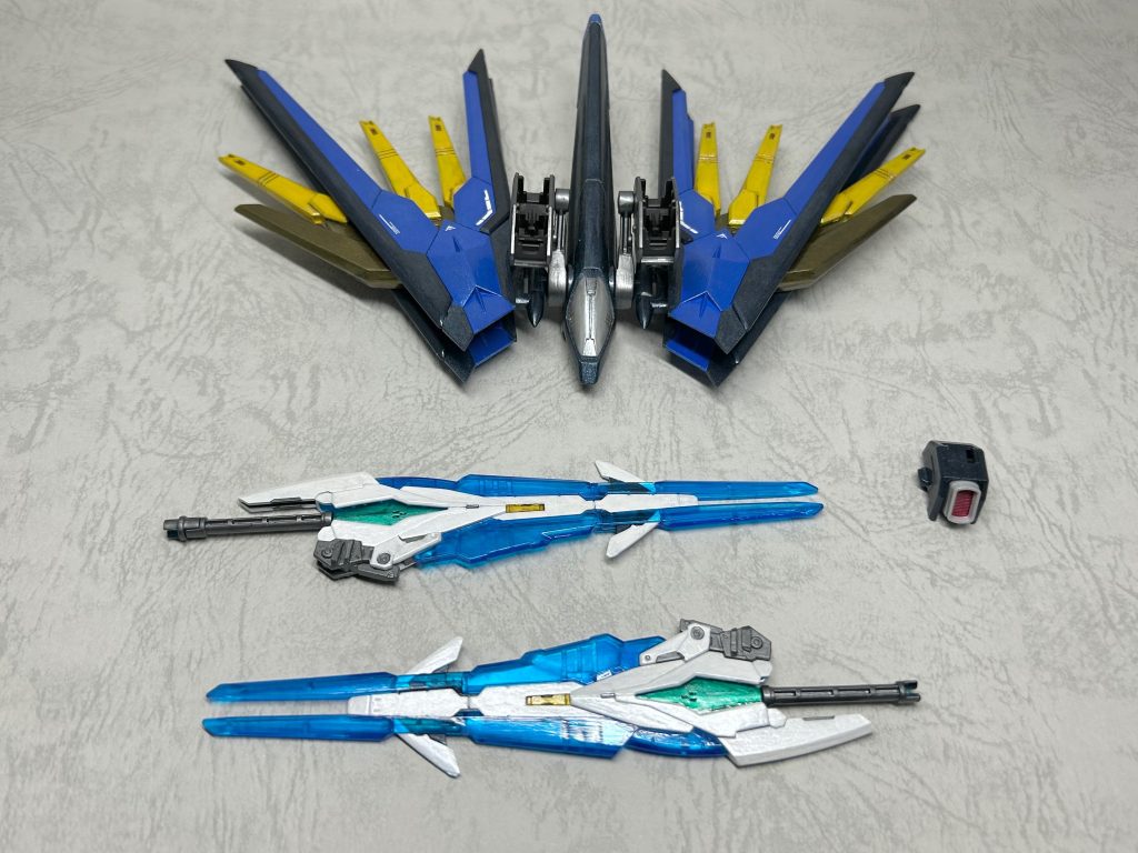カレトヴルッフは「ビートルグリーン」に「ガンメタル」、刀身は「クリアブルー」を重ね塗り、青色を濃くしました。
