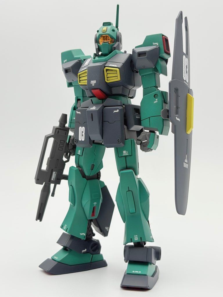 塗り分けや合わせ目が、最近のガンプラにしては多めですね。
