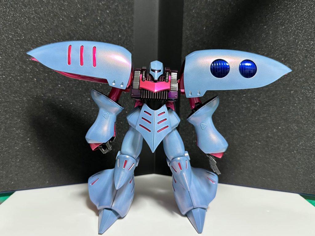 仕上げに偏光ヴァイオレットを吹いているので、反射する光が僅かに紫っぽくなっています