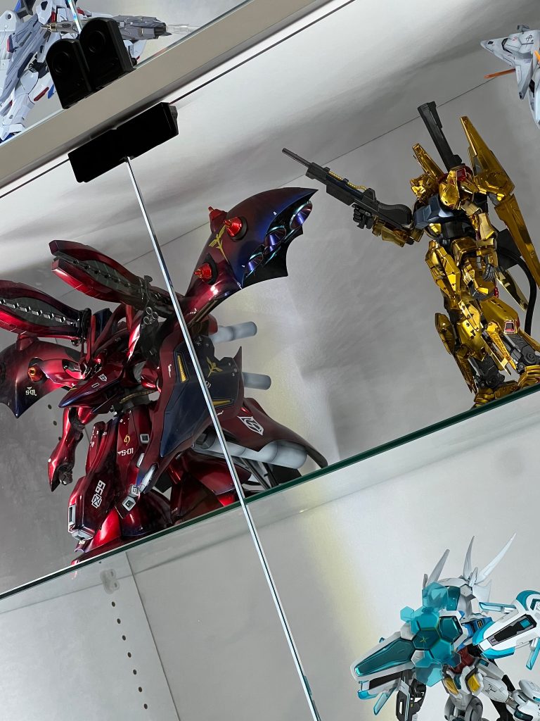 1/100のMG 百式が同サイズに見えるくらいの巨大MSですね。なおキャンディ塗装なのでブンドドが非常にしづらく、またサイズ的にコレクションケースにも入りきらないため素立ちのままとなりました。長々とお付き合いくださりありがとうございました。まだまだ初心者ですので次はディテールアップを目標にしてキット制作したいと考えております。