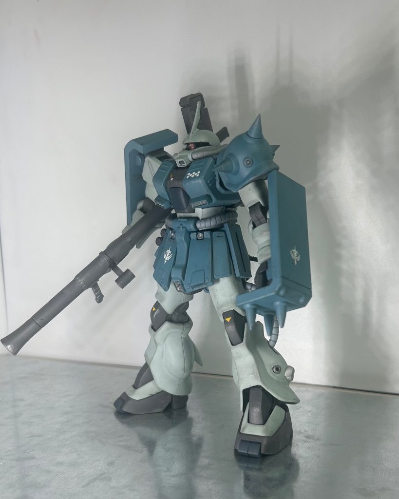 前回のRGに引き続きまたザクです。FZいいよね…。HGはめっちゃ細いけど。とりあえず、このザクカッコいいだろッ！？ってのを目指します。
