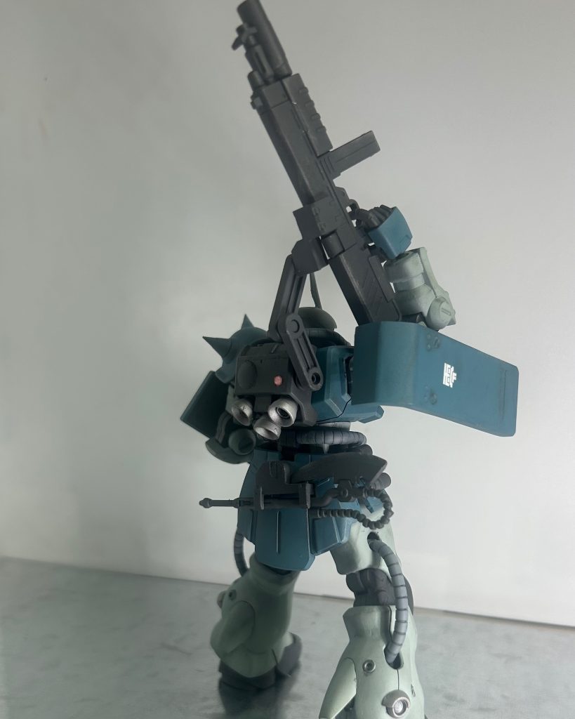 マシンガンを装備するザク！武器を次々と捨て戦うのはどことなく末期感を感じさせる…。