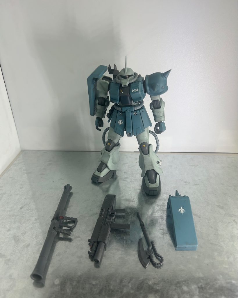 武器。ザクバズーカを他のキットから持ってきました。あと、左手が寂しかったのでゲルググ・Mのシールドを無理矢理持たせてます。ヒートホークはGQ版から…こっちの方がなんか強そう！武器のマウント方法は全部境界戦機頼み！