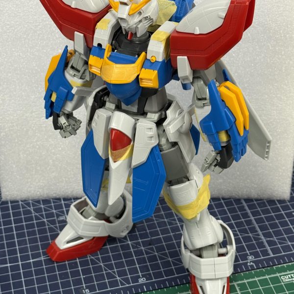 デストロイガンダムのフレームにゴッドを被せる様な感じで纏めていますが、その所為もあって「肩部マシンキャノン開閉」「背部コアランダー着脱」「脚部スラスター開閉」が出来なくなりましたヽ(゜⊥。)ノ（3枚目）