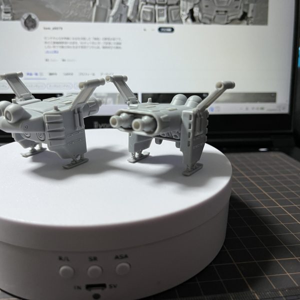 新兵：ニャア軍曹より入電！ハマ…いや3so殿旗下に合流！との事。上官：承知している。それで建造中のザクはどこだ？。新兵：絶賛突貫工事中ですが、なにぶんメカニックが高齢で(ーー;)。上官：うっ…それで、ガトルか？。新兵；いや、これでも我が軍にしては異例のディテール密度を…。上官；分かった分かった！枯れ木も山の賑わいだっ！！。新兵；つ、ついでに心ばかりの看板も…(^^*)。上官：恥はかき捨てだ…好きにしろ！。暫く周回するぞ！。&nbsp;と言うことで…こんなモノトーンオンリーで邪道暗器使いの様な老害にも2年目を生息静観頂き恐悦至極です。人付き合いも下手な天真爛漫系ですが、温かい各位の温情と御目こぼしの元、ささやかに交流を得ております。折角ですので今後も許諾合法で目一杯精一杯楽しんでの活用予定です(おいおい)。&nbsp;程よき多様性を心掛けつつ、堪えて揺らぎを見守るのが大人の社交力。&nbsp;何はともあれ…私もI♥GUNSTA！を表したい者で御座います(*'ω'*)。（3枚目）