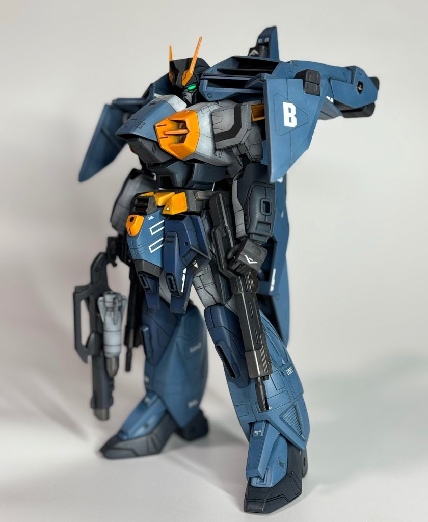 ガンダムエアマスターのカスタム機。肩部周辺の巨大なスラスターが非常にボリューミーな上半身。それを支える下半身の改造を主に行いました。
