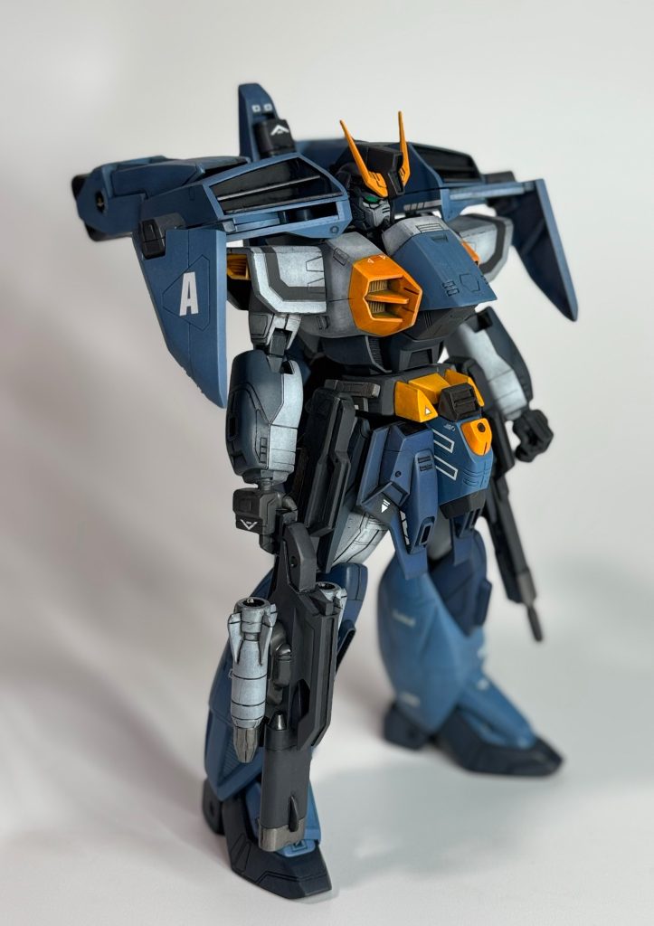 胴体下部を新造し、胴体を延長。ディテールはジャンクパーツででっち上げ。フロントスカートをプラ板で外側に幅増しして隙間を可能な限り減らす。＋股間部の頂点がボリューミーな胸部の頂点と揃うように前方へ突き出して間を埋めボリュームアップしています。