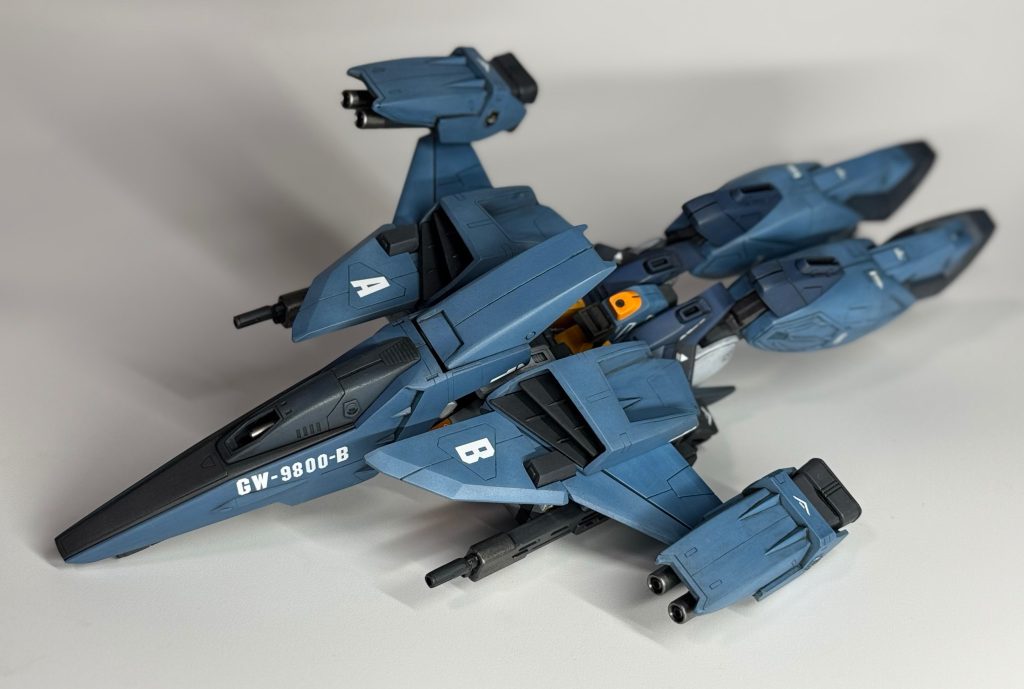 ファイターモードブルーが基調の機体だったのでならばF2戦闘機のようなカラーでシブく仕上げたいと思い。全体的にオーシャンブルーの洋上迷彩になるようにカラーリングを変更しています。本来のカラーリングは青と白の面積が半々くらいです。