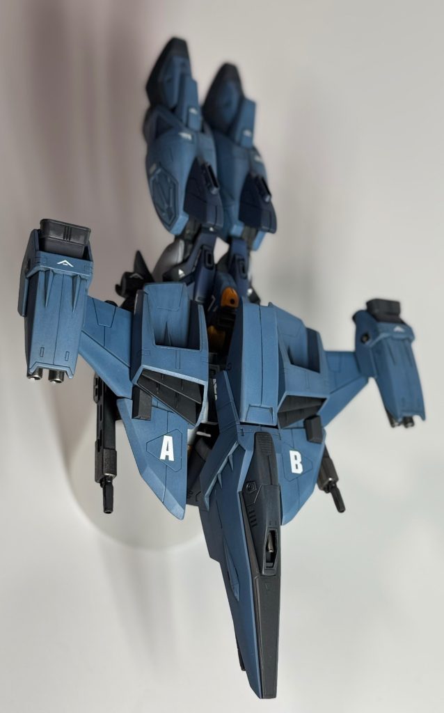 AとBのデカールはAパーツBパーツという意味＋Airmaster Burstの意味も込めて配置してみました。迷彩なのに大きいデカールを目立つ所に貼っちゃおうか躊躇しましたが、少年メカニックのキッドの改造機なのでこのくらい大胆でもいいかな？と思い切って貼っちゃいました。模型としてココはリアリティ以上に見た目の面白さを優先しました。自分では割と気に入ってます。