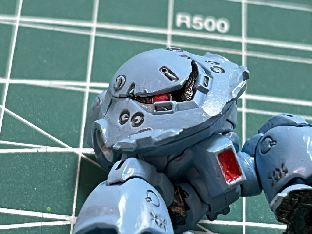 そのモノアイは蛍光ピンクに蛍光レッドを重ね、その上に薄めたホワイトをほんのりのせて発光しているような色合いを目指しましたが、ほとんど分からないですね。モノアイの周りもディテールが奢られていたので、シルバーでフチを塗装しました。メカっぽくなったかなーと。