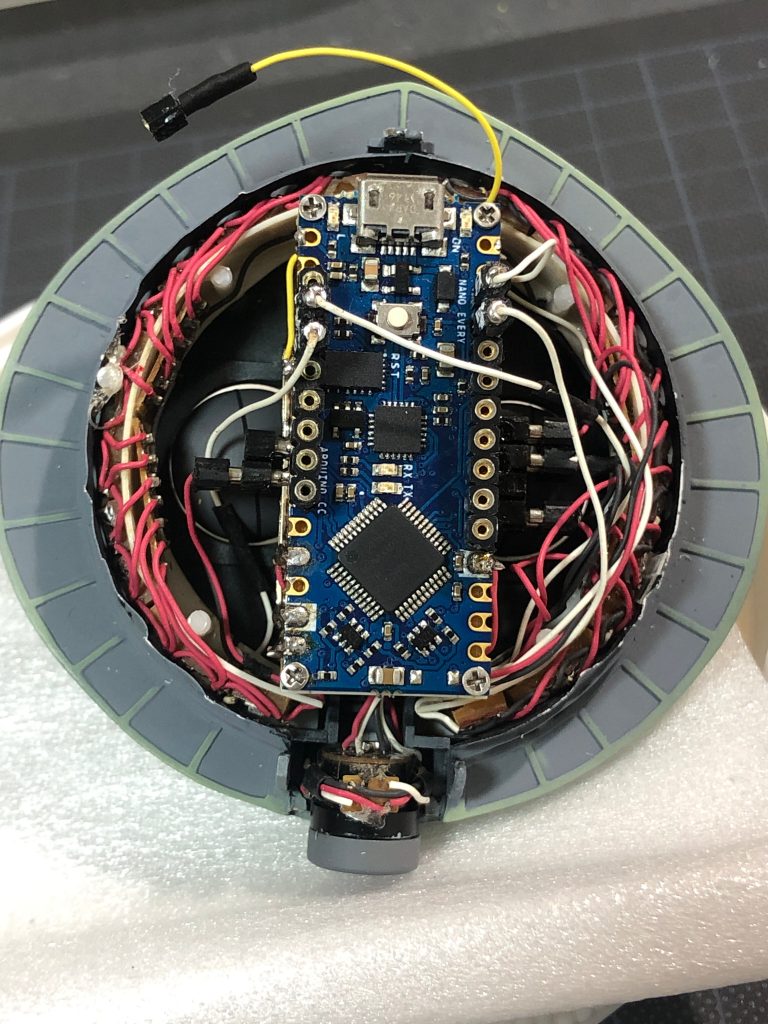 中にはLED、制御基板、配線でギッシリです…