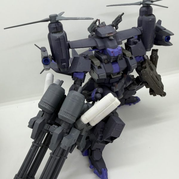重装高機動型機体「クロガネ」