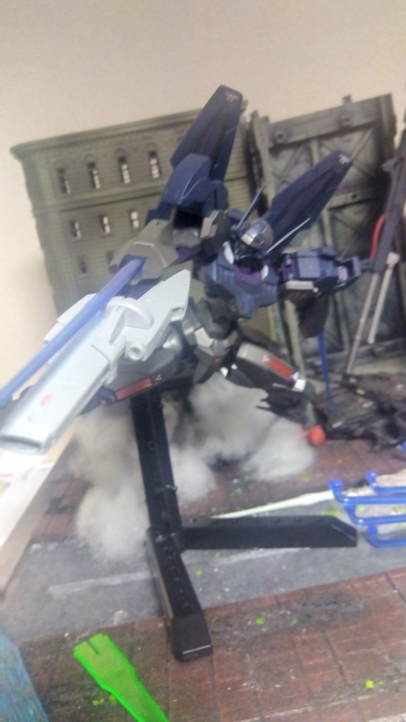 なんか、作ってる時、ハカイダーだか、バイオマンのシルバを作ってるような、そういう感じになりました。頭のラインが調度、あのハカイダーっぽく見えてしまうのかもしれない。黒っぽい銀とネイビーと紫だからねー。ついでに、こいつ、人の腕をしてないのね。プラモを作ってる時、初めて理解した。そうなると、あんまり、メカ部分をまともに見てない気がする。……ダメやん。