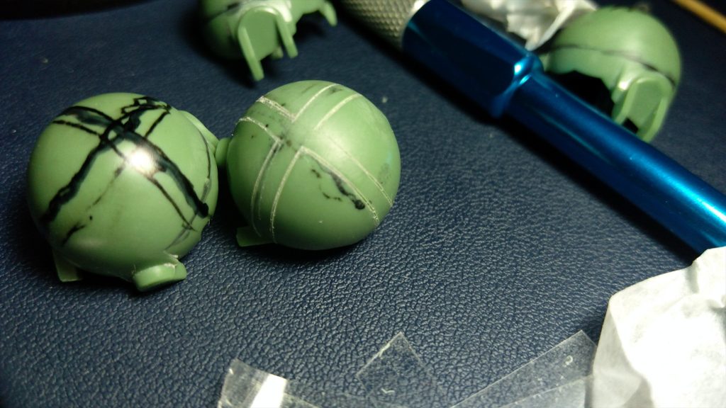 今回はザクをエグザベ専用機っぽくして、ギャンのハクジ装備っぽいモノを持たせて見ようとなったので、球体タンク部分にGQギャンの足っぽくすべくスジボリ挑んだんですけど、まぁ見事に球体のスジボリ舐めてましたね。ガイドテープが張り付かずに役に立たず、ならばとマステ３重にしてグネグネ巻き付けるもガタガタになり、最終的にほぼフリーハンドの雑プレイになりました。調べると曲面ガイドテープなるものがあるので、いつかまたこんなアホな球体パーツと遭遇したら必ず買おうと思いました。次回に活かすのだ。