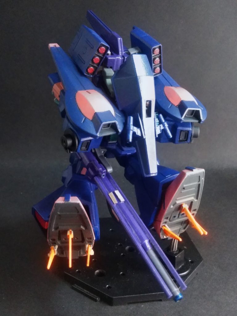 ガザ D のつもりなのだから MA 形態へ変形しないとです😋売るほど余っている HG 1/144 [ガンダムTR-1 ＂ハイゼンスレイ＂］と[ギガンティック・アーム・ユニット]等の余剰パーツを使って小細工🙄&nbsp;背部ジェネレーターボックス先端(MA形態時の機首)に装備された 2 連装ビームガンを再現？😏肩部バインダー部には 14 連ソｳ🙅… 3 連装 × 2 基と4 ﾚ🆖→ 2 連装 × 2 基ミサイル・ランチャーを搭載です😁&nbsp;☝️1/144 ガザ D の MA 形態💖