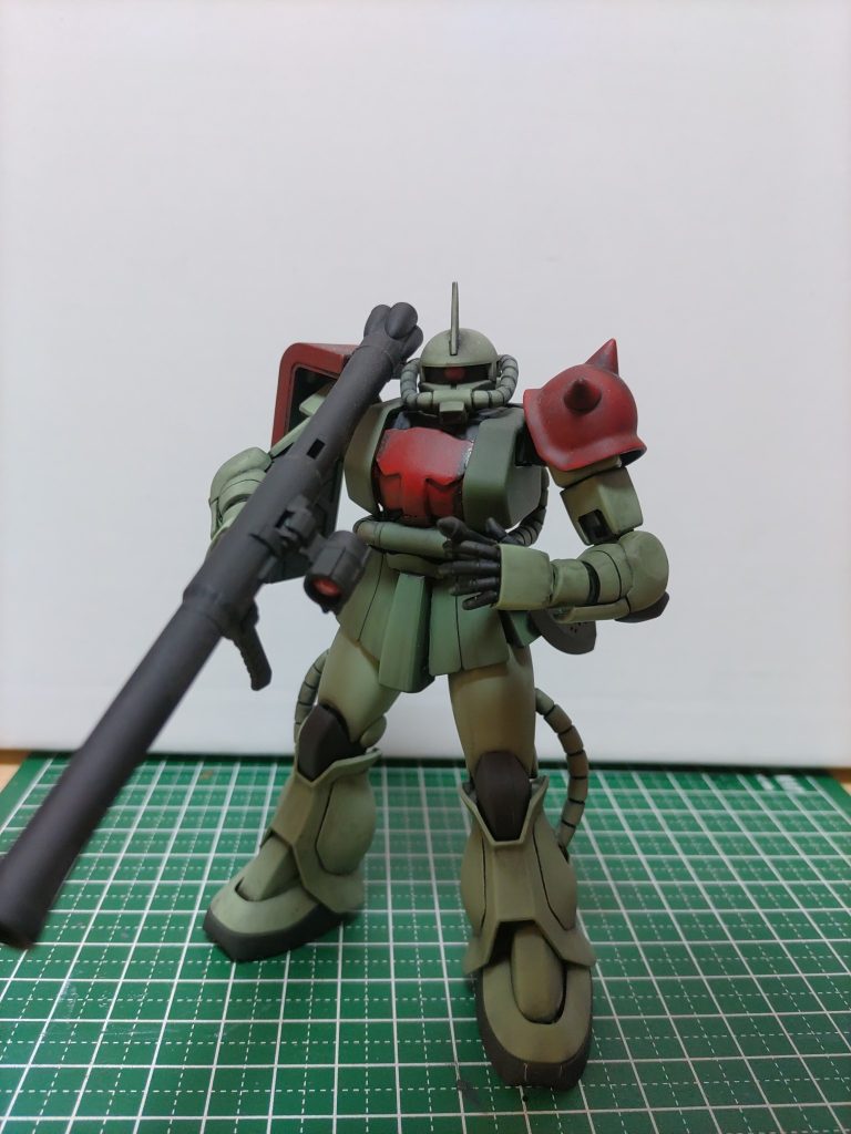 敵を見つけて構えようとしているポージングです。