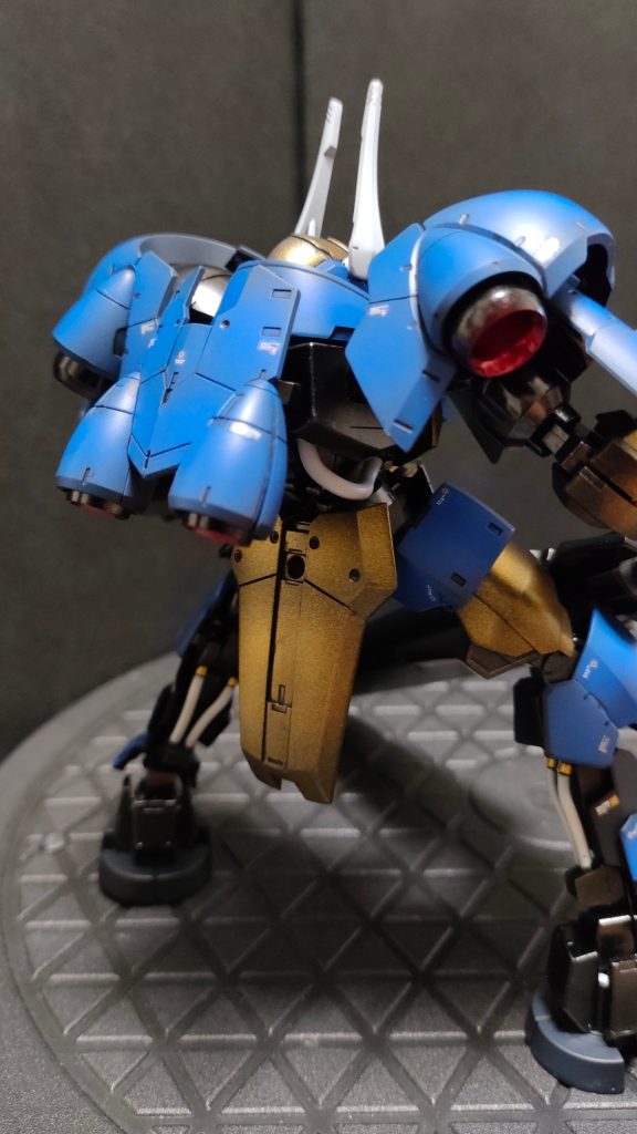 フレームはEXブラックにクレオスのスーパークロームシルバーをちょいかけ。バーニアの中はメタリックレッドからのクリアレッドで。フレームとバーニアは光沢塗装。装甲は艶消し塗装。