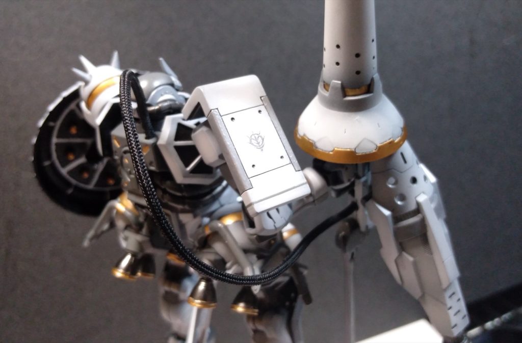 オリジナルのハクジランスは本体武器に丸いタンクついてたんですけど、これは試作機とか練習機という脳内設定により本体の●タンクに繋いでる的なアレコレで武器と本体をワイヤーで繋げてみました。供給はそっちでヨロシク！