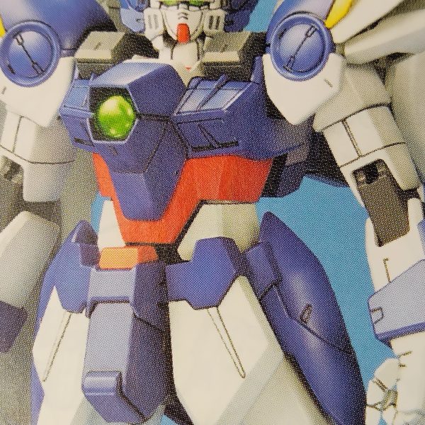 MGウィングガンダムゼロカスタムの続きです。胸の下側相当削りました、その他諸々。横腹は（後ろ側C面が見られないんで何とも言えませんが、）設定画だとこの位置です。横から見ると無茶苦茶細いです。設定画ほどでないにしろ、できるだけ細くはしたい。当時細くてカッコいいと思ったもので。この辺りはVER.K.A.で仕上がってるんでそっち買えばなことでもありますけど、多分他の部分が改造しづらそうなんで。HGUCmk2リバイヴの時もそうだったんですけど、ゼロカスタムもアームスタンドつけて動作が見映え良く、カッコいいキットになるんで、そのせいか腕が長い。mk2は見送ったけど今回はスライドさせるなりで伸縮させたい。オマケにウィングゼロ。リアルタイム視聴だったんで今でもウィングゼロといえばtvのほうでゼロカスタムといえば映画の方が頭に浮かびます。1/60が、ついにバンダイ、１指２関節まで可動させに来た、感動したという話。マックスターは紛失でこれしか残ってない。ただまあ1/100、1/60とも作画にあわせたスリムさがなかったんで、当時残念だった記憶があります。劇中だとスリムだったり無茶苦茶脚長かった。ZZはこれがトラウマとなり以降一度も購入していないという。&nbsp;（5枚目）