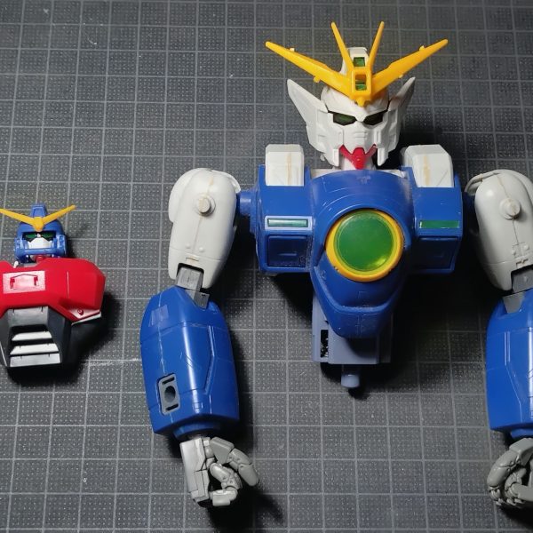 MGウィングガンダムゼロカスタムの続きです。胸の下側相当削りました、その他諸々。横腹は（後ろ側C面が見られないんで何とも言えませんが、）設定画だとこの位置です。横から見ると無茶苦茶細いです。設定画ほどでないにしろ、できるだけ細くはしたい。当時細くてカッコいいと思ったもので。この辺りはVER.K.A.で仕上がってるんでそっち買えばなことでもありますけど、多分他の部分が改造しづらそうなんで。HGUCmk2リバイヴの時もそうだったんですけど、ゼロカスタムもアームスタンドつけて動作が見映え良く、カッコいいキットになるんで、そのせいか腕が長い。mk2は見送ったけど今回はスライドさせるなりで伸縮させたい。オマケにウィングゼロ。リアルタイム視聴だったんで今でもウィングゼロといえばtvのほうでゼロカスタムといえば映画の方が頭に浮かびます。1/60が、ついにバンダイ、１指２関節まで可動させに来た、感動したという話。マックスターは紛失でこれしか残ってない。ただまあ1/100、1/60とも作画にあわせたスリムさがなかったんで、当時残念だった記憶があります。劇中だとスリムだったり無茶苦茶脚長かった。ZZはこれがトラウマとなり以降一度も購入していないという。&nbsp;（4枚目）