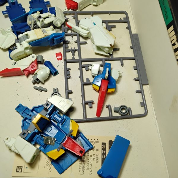 MGウィングガンダムゼロカスタムの続きです。胸の下側相当削りました、その他諸々。横腹は（後ろ側C面が見られないんで何とも言えませんが、）設定画だとこの位置です。横から見ると無茶苦茶細いです。設定画ほどでないにしろ、できるだけ細くはしたい。当時細くてカッコいいと思ったもので。この辺りはVER.K.A.で仕上がってるんでそっち買えばなことでもありますけど、多分他の部分が改造しづらそうなんで。HGUCmk2リバイヴの時もそうだったんですけど、ゼロカスタムもアームスタンドつけて動作が見映え良く、カッコいいキットになるんで、そのせいか腕が長い。mk2は見送ったけど今回はスライドさせるなりで伸縮させたい。オマケにウィングゼロ。リアルタイム視聴だったんで今でもウィングゼロといえばtvのほうでゼロカスタムといえば映画の方が頭に浮かびます。1/60が、ついにバンダイ、１指２関節まで可動させに来た、感動したという話。マックスターは紛失でこれしか残ってない。ただまあ1/100、1/60とも作画にあわせたスリムさがなかったんで、当時残念だった記憶があります。劇中だとスリムだったり無茶苦茶脚長かった。ZZはこれがトラウマとなり以降一度も購入していないという。&nbsp;（3枚目）