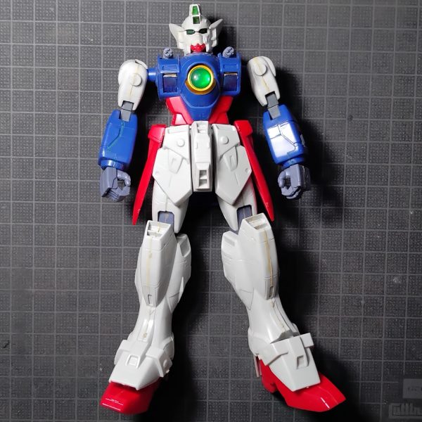 MGウィングガンダムゼロカスタムの続きです。胸の下側相当削りました、その他諸々。横腹は（後ろ側C面が見られないんで何とも言えませんが、）設定画だとこの位置です。横から見ると無茶苦茶細いです。設定画ほどでないにしろ、できるだけ細くはしたい。当時細くてカッコいいと思ったもので。この辺りはVER.K.A.で仕上がってるんでそっち買えばなことでもありますけど、多分他の部分が改造しづらそうなんで。HGUCmk2リバイヴの時もそうだったんですけど、ゼロカスタムもアームスタンドつけて動作が見映え良く、カッコいいキットになるんで、そのせいか腕が長い。mk2は見送ったけど今回はスライドさせるなりで伸縮させたい。オマケにウィングゼロ。リアルタイム視聴だったんで今でもウィングゼロといえばtvのほうでゼロカスタムといえば映画の方が頭に浮かびます。1/60が、ついにバンダイ、１指２関節まで可動させに来た、感動したという話。マックスターは紛失でこれしか残ってない。ただまあ1/100、1/60とも作画にあわせたスリムさがなかったんで、当時残念だった記憶があります。劇中だとスリムだったり無茶苦茶脚長かった。ZZはこれがトラウマとなり以降一度も購入していないという。&nbsp;（2枚目）