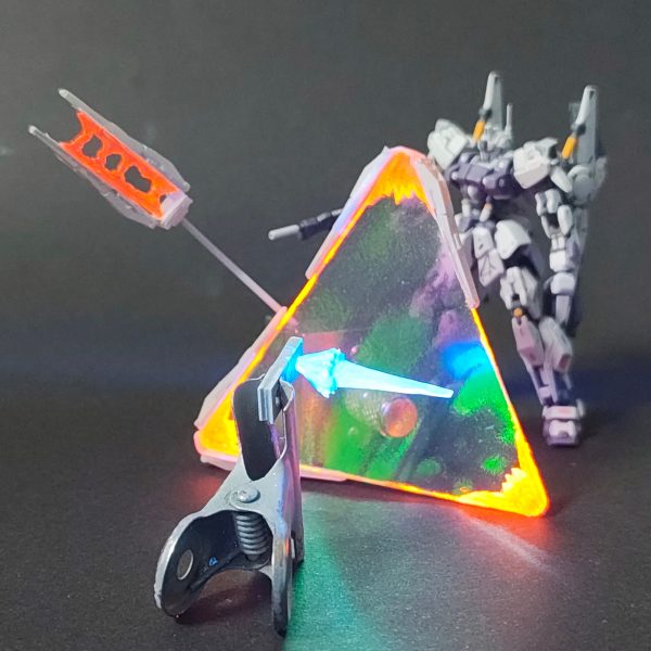ガンダムアーティファクトのνガンダムのスタイル改修狙いの可動化制作記パート4。【ファンネルエフェクト】噴出エフェクトはエポパテで原型をつくる。エネルギー充電エフェクトはプラペーパーで切り出したものにUVレジンで肉付けして原型作る。ファンネルバリアの角の充電エフェクトはプラ板を積層して原型を作る。ファンネルバリアは、プラ板に100均で売っているオーロラクリアフィルムを貼る。それぞれの原型をお湯まるUVレジン複製して、蛍光塗料で塗る。ファンネルも1本だけ切り離したものをお湯まるUVレジンで6本複製しました。今回ピラミットバリアより3つのシールドバリアの方が好みなので、ピラミットバリアは制作しません(>_<)ビームバリア感が出たと思います!(4枚目)