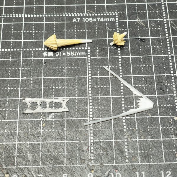 ガンダムアーティファクトのνガンダムのスタイル改修狙いの可動化制作記パート4。【ファンネルエフェクト】噴出エフェクトはエポパテで原型をつくる。エネルギー充電エフェクトはプラペーパーで切り出したものにUVレジンで肉付けして原型作る。ファンネルバリアの角の充電エフェクトはプラ板を積層して原型を作る。ファンネルバリアは、プラ板に100均で売っているオーロラクリアフィルムを貼る。それぞれの原型をお湯まるUVレジン複製して、蛍光塗料で塗る。ファンネルも1本だけ切り離したものをお湯まるUVレジンで6本複製しました。今回ピラミットバリアより3つのシールドバリアの方が好みなので、ピラミットバリアは制作しません(>_<)ビームバリア感が出たと思います!(2枚目)