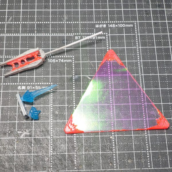 ガンダムアーティファクトのνガンダムのスタイル改修狙いの可動化制作記パート4。【ファンネルエフェクト】噴出エフェクトはエポパテで原型をつくる。エネルギー充電エフェクトはプラペーパーで切り出したものにUVレジンで肉付けして原型作る。ファンネルバリアの角の充電エフェクトはプラ板を積層して原型を作る。ファンネルバリアは、プラ板に100均で売っているオーロラクリアフィルムを貼る。それぞれの原型をお湯まるUVレジン複製して、蛍光塗料で塗る。ファンネルも1本だけ切り離したものをお湯まるUVレジンで6本複製しました。今回ピラミットバリアより3つのシールドバリアの方が好みなので、ピラミットバリアは制作しません(>_<)ビームバリア感が出たと思います!(3枚目)