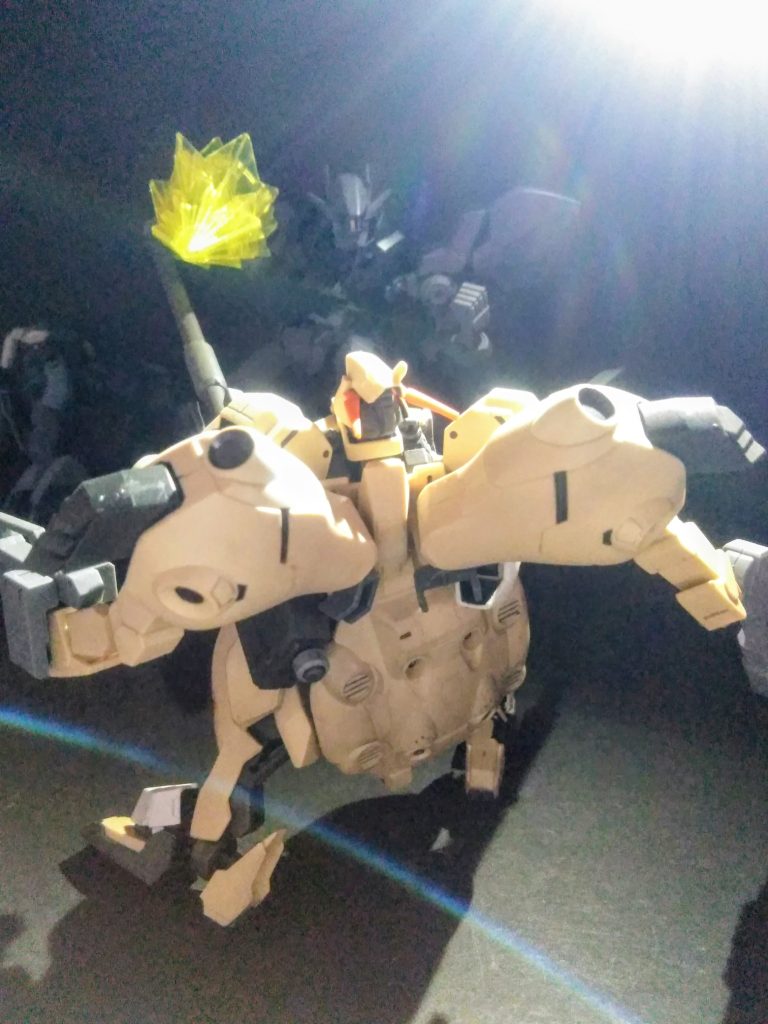 マニピュレーターを高速回転させて敵を殴りつける　🌀🤛スクリューパンチ🌀🤜&nbsp;MS にとってデリケートな部位でもある為、使われるのは武器を全て喪失した後です😆&nbsp;　🌀👣💨ドリルキック🌀👣💨人機一体からなる挙動の柔軟さを格闘戦で活かす為、脚部には爪状の接地部分をコーン型に変形・高速回転させ蹴りに掘削機能を追加する機構が🙏放たれた蹴りのエネルギーは敵の装甲を抉り、更に内部構造すらも破壊する.+:｡ ヾ(◎´∀｀◎)ﾉ ｡:+. 堪らん💕