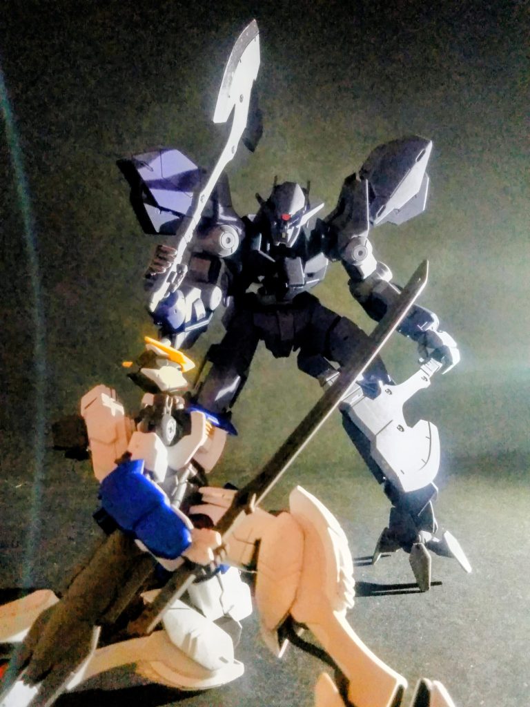 グレイズ・アインの主兵装となる　　　専用大型アックス((ヾ(≧皿≦ﾒ)ﾉ))非使用時にはバックパックにマウントされるが、そのマウント部はシュヴァルベ・グレイズのフライトユニットが流用されています😁ぐぬぬぬぬ💦　💕💕最高にカッコ良い💕💕