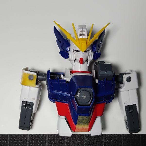 相変わらず改造しながら仮組中です。右肩はキット切削ではなくて、旧HGVヘキサの部品です。関節軸の直角を出すのが大変なので、ポリキャップの径に合うのを探したらこうなりました。ポリキャップは一時期ほとんど共通化していたMg用PC‐122のAです。Vガンヘキサの部品がもったいない気もしますが、当時システムインジェクションで、外れ引くとマスクの赤白の境が変なことになっててハズレだったのと、完全変形改造したいと思ってて複数買いしてたというオチです。結局実現はしてないですけど。ツラに関してはマスクをギリギリまで引っ込めてトサカ別パーツ化、首長にしてます。このまま仮組みした後更に小型化等々ツメます。胸部は設定画では胸上側からバルカンが更に上下で圧縮なんですけど画像見る限りでは悪くないんで仮組して気になる場合は更に改造します。胸中央はもう少し楕円に近くする予定。腕は可動のクリアランスギリギリで組んでいるので肩位置でこれ以上短くするのは無理なのでこれも仮組後で様子見です。(キットそのままでも、強度とプラの厚みと可動クリアランスが、結構ギリギリまで詰めてあるように見受けられて製品量産化ではこれができうる限りの小型化かと思われます)オマケは中古屋さんでGファイター見つけて買っちゃった記念。つま先長くしたんで加工必須ですけど、これにはPGのコアファイターを「ハヤトのコアファイター」にしてYOUTUBEで見た1/144Gアーマーの真似をしたい。そのついでに(押し入れ整理、個人的な連邦側ラスボスの)PGを組み立て完成でなくて、オーバーホールして塗装終了にしたい。ポリキャップがもう緩々です。個人的には現行ガンプラと遜色なく思えるけど、やっぱ古さが拭えないんだろうか?自分にはわからない。※個人的に「YOUTUBEのお楽しみガンプラ。「かくたかくに」さん、「ゆっくりプラモ研究所」さん、「プラモゆっくり劇場」さん、「コロニー製作所」さん。問題は春先に手を出したMGがお蔵入りしそうな気配。これはガキの頃から落書きして大人になってから自分で設定画風に描いて「僕の考える最強のなんたら」になってて頭の中に絵があって、それが邪魔してサクサク行くつもりがこんなんじゃない的になってしまって止まってしまった。 (6枚目)