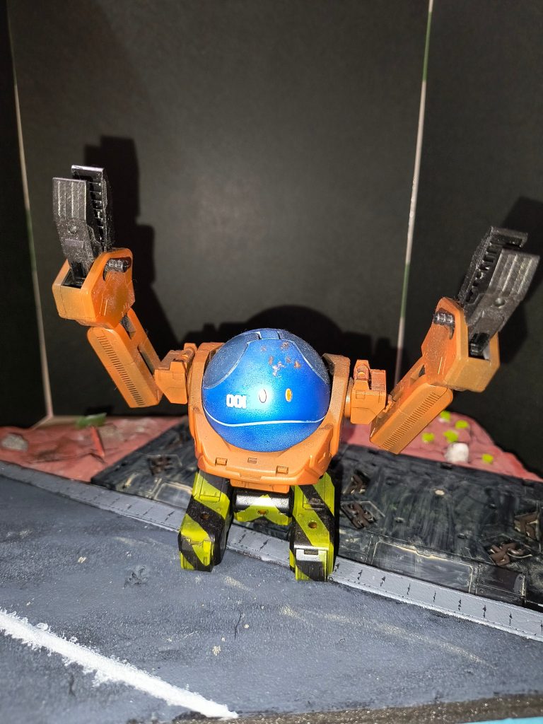 ハロはオレンジに映えるように青色にしました。いやブルーカラーの青か？記憶が⋯(zaku-kao4)。おでこ？が少し剥げたのですが、敢えて錆っぽくなるようにリアルタッチマーカーなどて塗りました