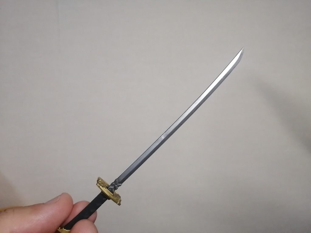 ガーベラストレートは、通常版とは違いメッキ処理されていないシルバーです。シャープ化してMr.カラーの黒鉄色で下地を作ってから、Mr.メタルカラーのステンレスシルバーで塗装し、軽く磨きました。