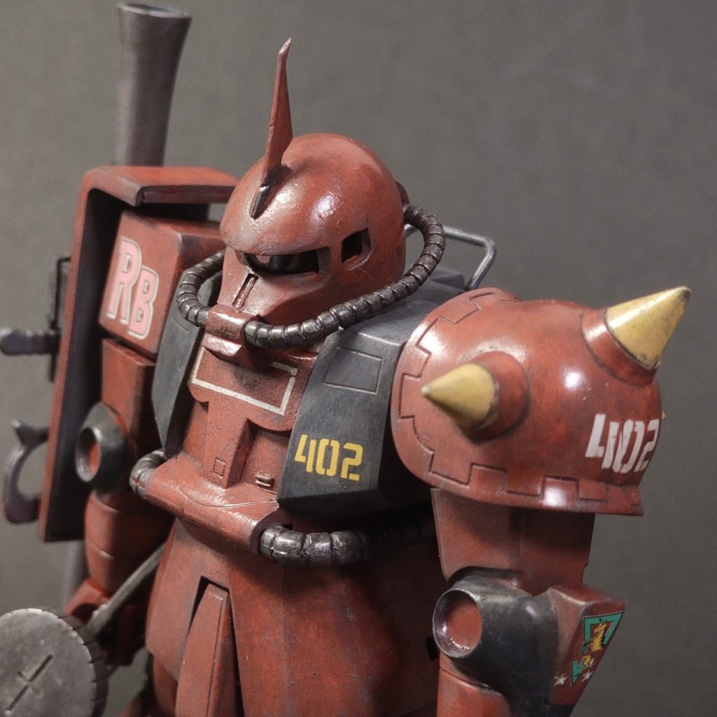 ショルダーアーマーの「402」のデカールを台紙からズラそうとしたら、3つに切れました涙。悲しみを越えて敢えて寄りです。ところで402って、ジョニー、ジ(4)ョォ(0)ニー(2)の語呂合わせですよね。知らんけど。