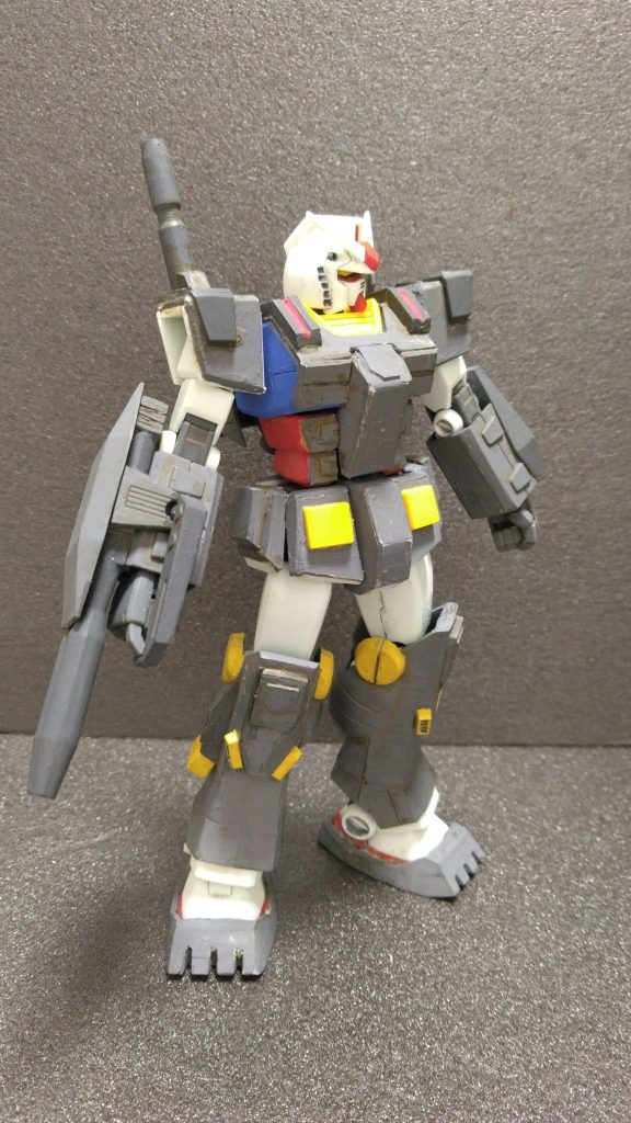 EGガンダムに旧キットのアーマーを被せました。胴体のアーマーはプラ材細工です。