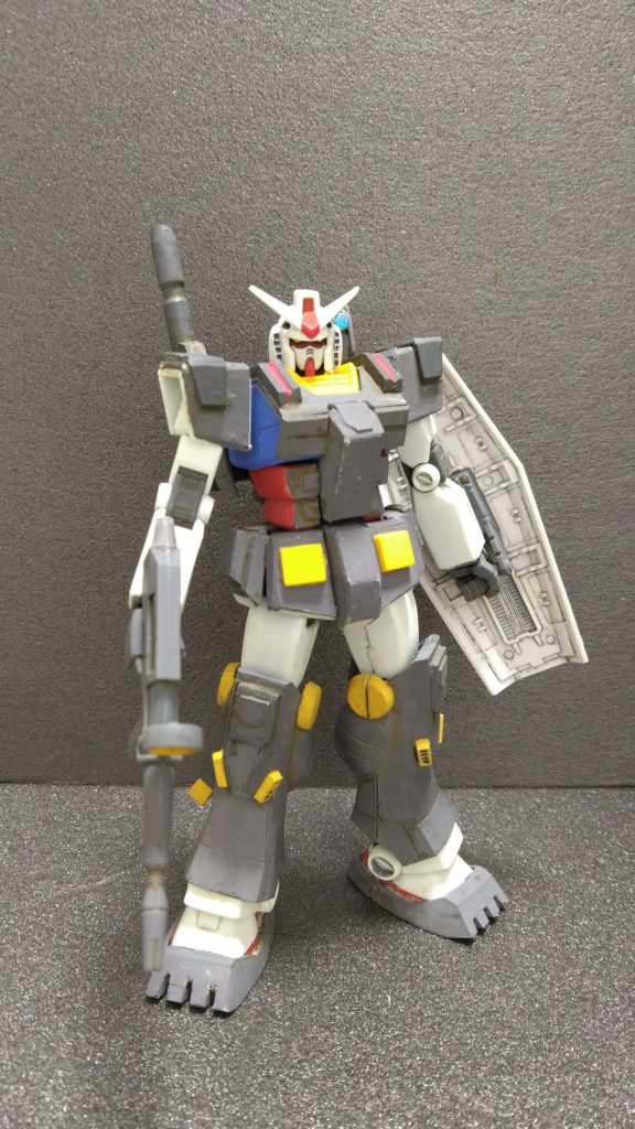 腕のみアーマーを外せます。拳、ビームライフル、シールドはHGUCガンダム（旧）から拝借。