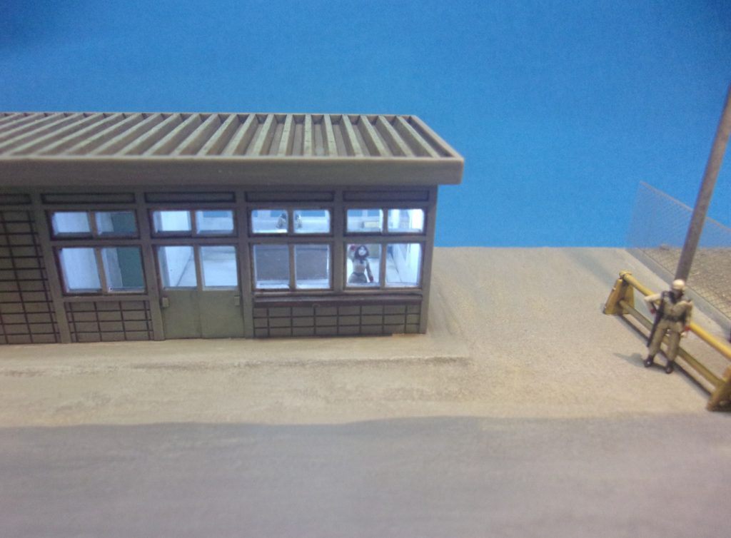 警衛所はグリーンマックスの乗務員詰所です。キットは屋内が空っぽなので内部は全部自作しました。あと窓のとこに受付用カウンターをつけたりもしてます。