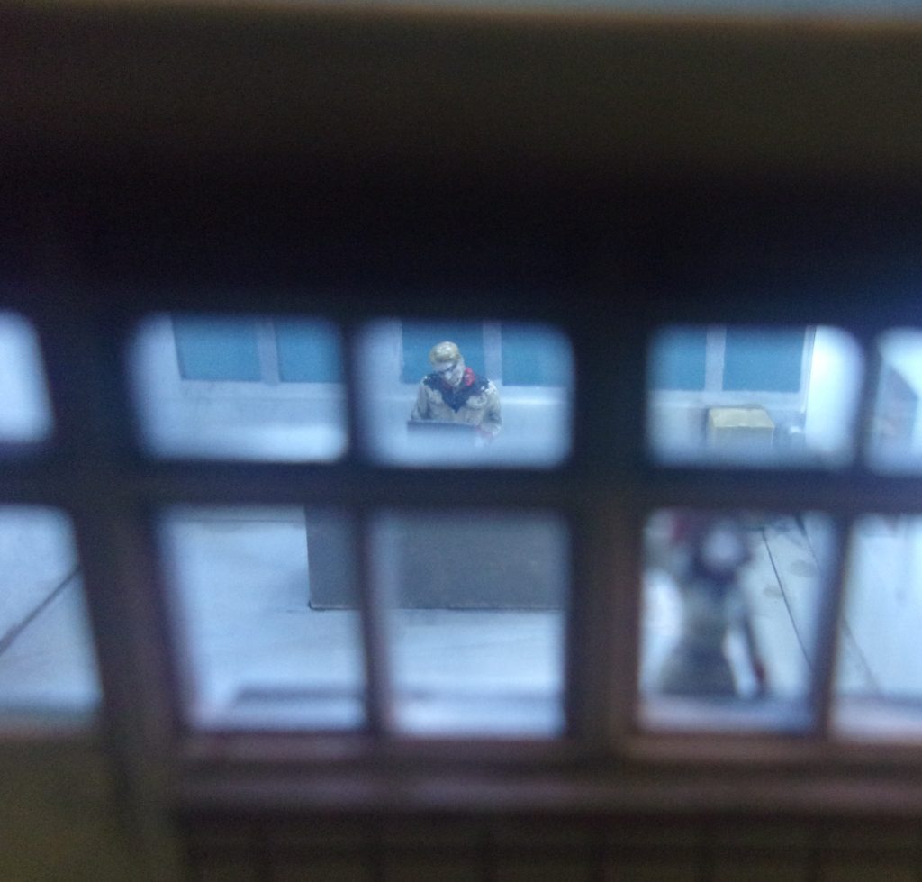 警衛所の奥に座ってる人も頑張って塗装してるんですが、ここまで覗き込まないとほぼ見えません。