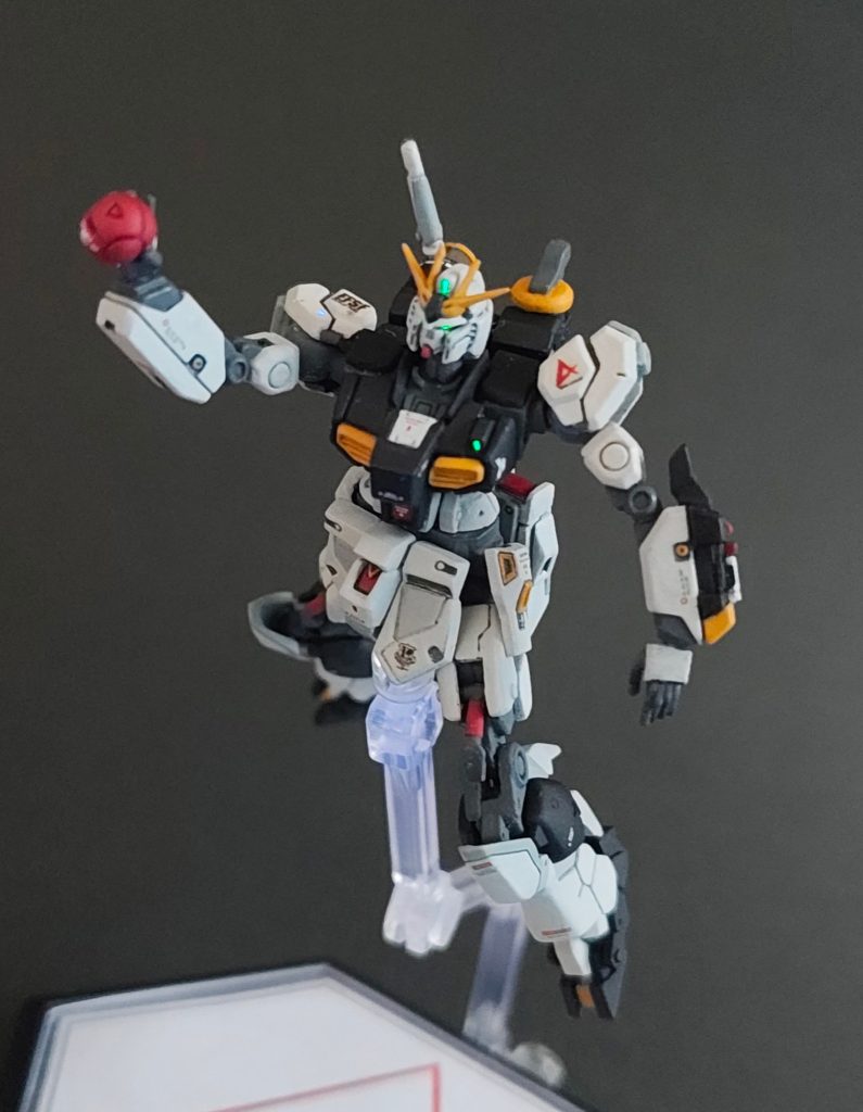 ▲”ふざけるな！たかが石っころ1つ、ガンダムで押し出してやる！”サザビーの脱出ポッドを掴んで、アクシズに押し込むシーンを再現。ポッドは、可動化で不要になった脚部のボール部分にディテールを追加して、掴む手もエポパテで制作。
