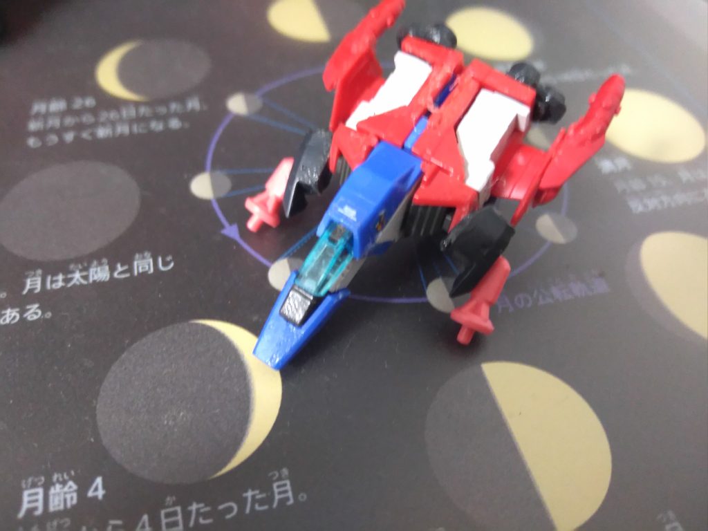 コアファイターになるように加工しました。rg2.0のコアファイターに赤いガンダムのパーツを付けています。本体との接続には、ライトニングバックパックウェポンシステムのg1の２を使用しています