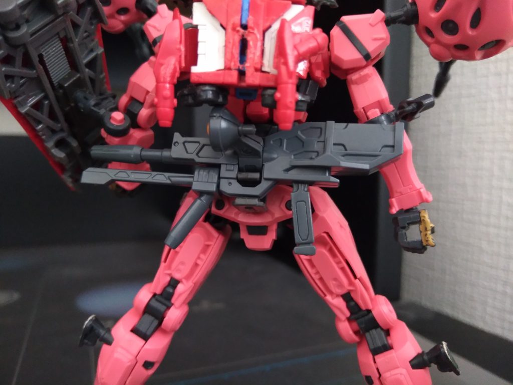 後ろにライフルをマウント出来るようにしました。バルバトスに付属の武装取り付け用のパーツを使ってます。