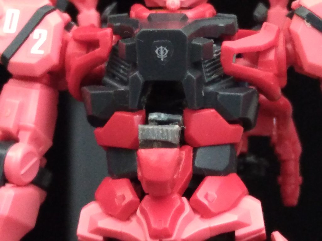 コックピットがこのように開きます。rg2.0の胴体の後ろの上と下をロックするパーツを使いました。