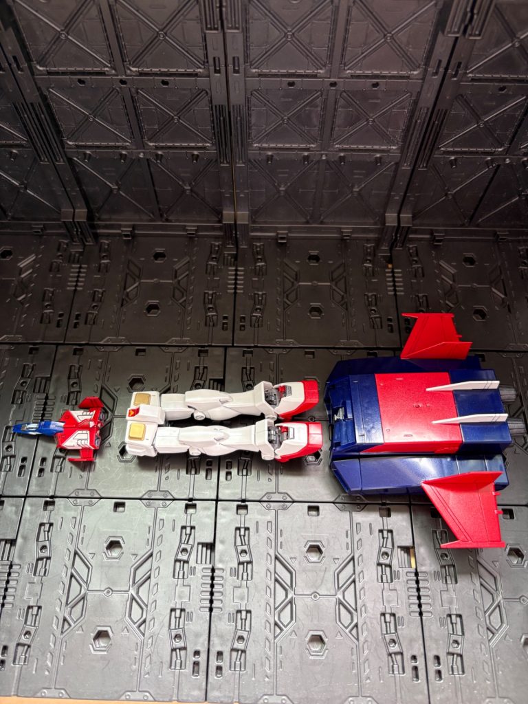組み合わせ。ガンダムの脚部が、G-パーツに収納されます。