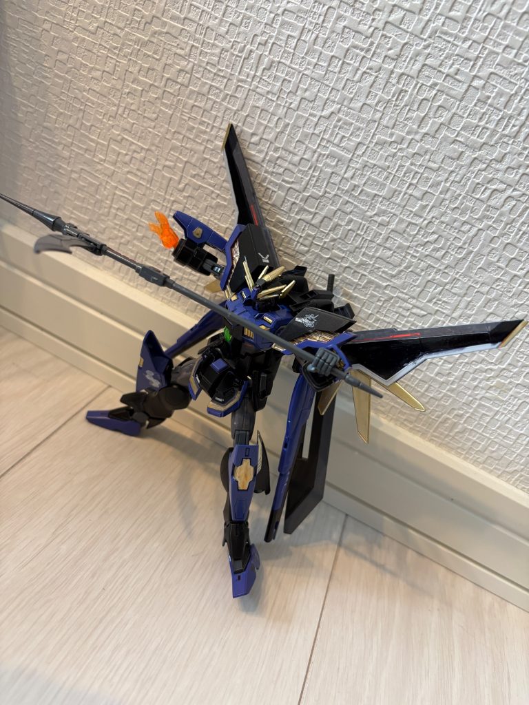 鎌も振り回します
