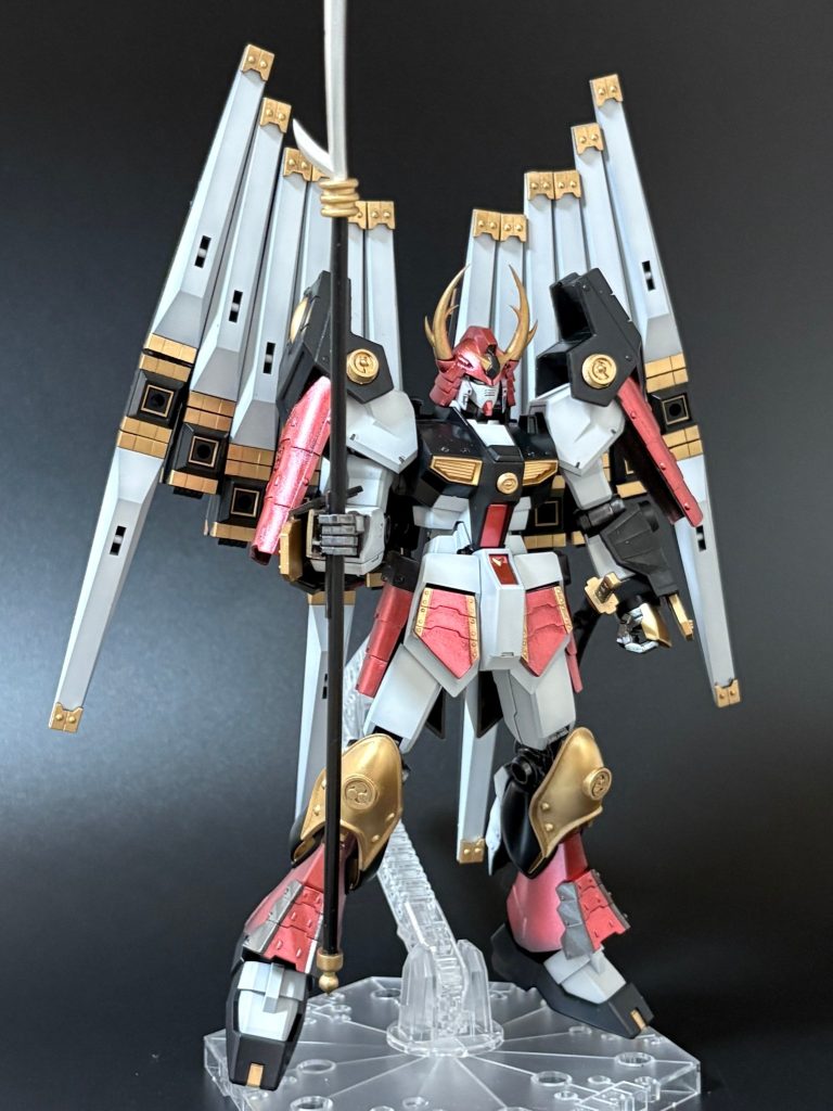 別角度からもパシャリ。武者νガンダムは、武者シリーズの中でも元ネタのデザインを多く残しているため意外とすんなり行くのでは？？なんて思ってたけど、考えが甘かった(-_-;)1/144スケールながら、やはりデカいキットを作るのはひと苦労。フィンファンネルもあいまって、まるでMGを1体作成したような感覚でした。