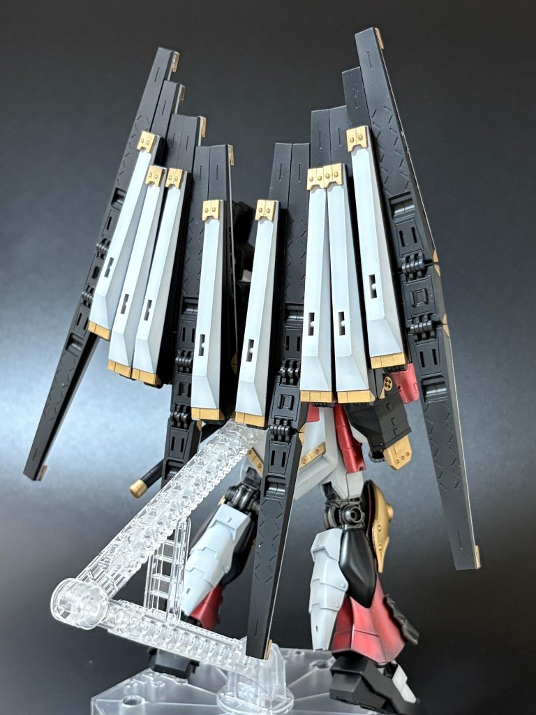 背面。旧「モビルスーツ戦国伝」を参考にふくらはぎのスラスターカバーを3D制作しましたが、今回いちばんイメージ通りのものができました。お気に入りです。ダブルフィンファンネルは同じパーツをいくつも塗る必要がありホントに心が折れる寸前でした泣