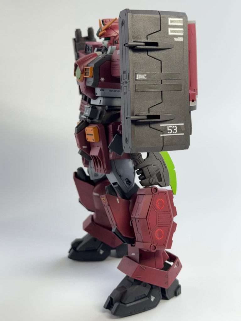 11連ミサイルポッドレオパルドデストロイの特徴的な武器です。ウエハースのような箱にぎっしりミサイル11発💥