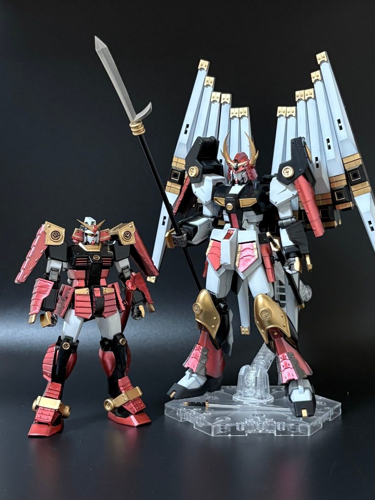 前作「武者ガンダム」との対比HGとMGのようなボリューム差ですが、どちらも同じ1/144スケールのEGです^^;でっけえ。。でも短い期間で武者が2体並べられるのはとてもうれしい^^