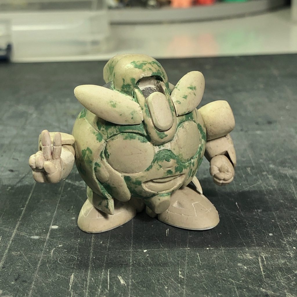 サフェを吹く前の状態です。全体は木工用パテ、所々緑なのはプラパテでキズ埋めなどをしている箇所です。